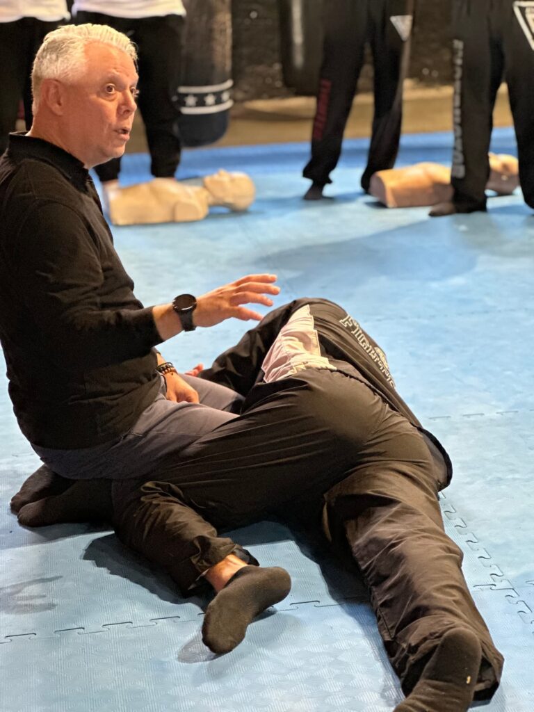 εκπαιδευτής σε πρώτες βοήθειες για μαχητικά αθλήματα